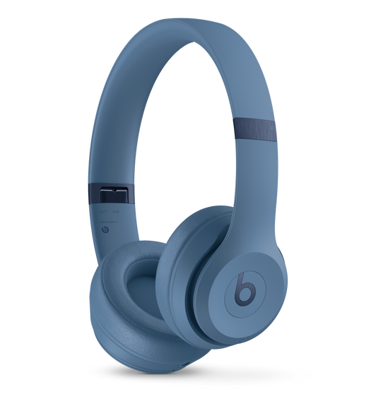 Schuin aanzicht van de rechterkant van de Beats Solo 4-koptelefoon in leisteenblauw.